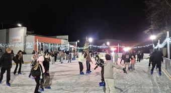 Radosny gwar, dzieci z uśmiechami na twarzach i muzyka, która rozbrzmiewała z głośników – tak wyglądało otwarcie lodowiska w Pilawie