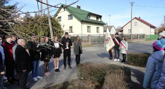 Uczniowie ze szkoły w Gocławiu zapalili znicze pod Pomnikiem Powstańców Styczniowych
